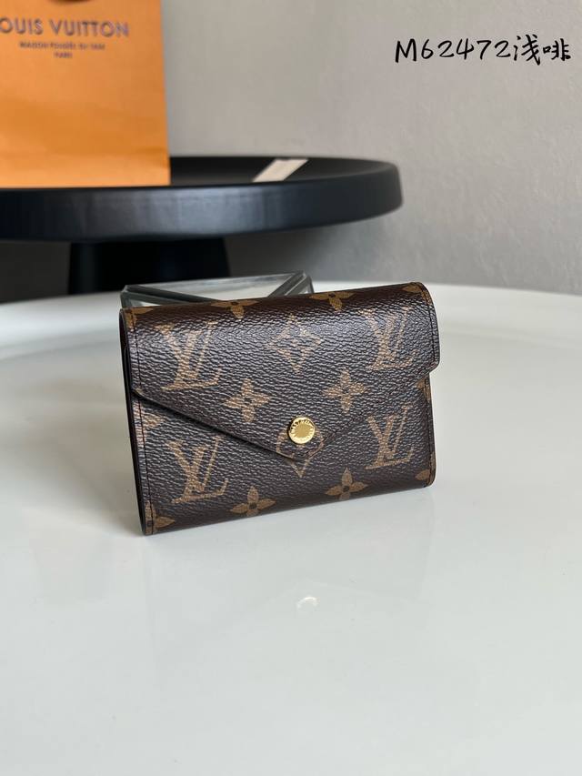 出厂价P 芯片版 M62472 62360 此款钱夹采用柔软的Monogram 帆布制成！衬以颜色鲜艳的內衬！气质极为优雅！轻便！零钱袋的设计造型更为实用！尺寸