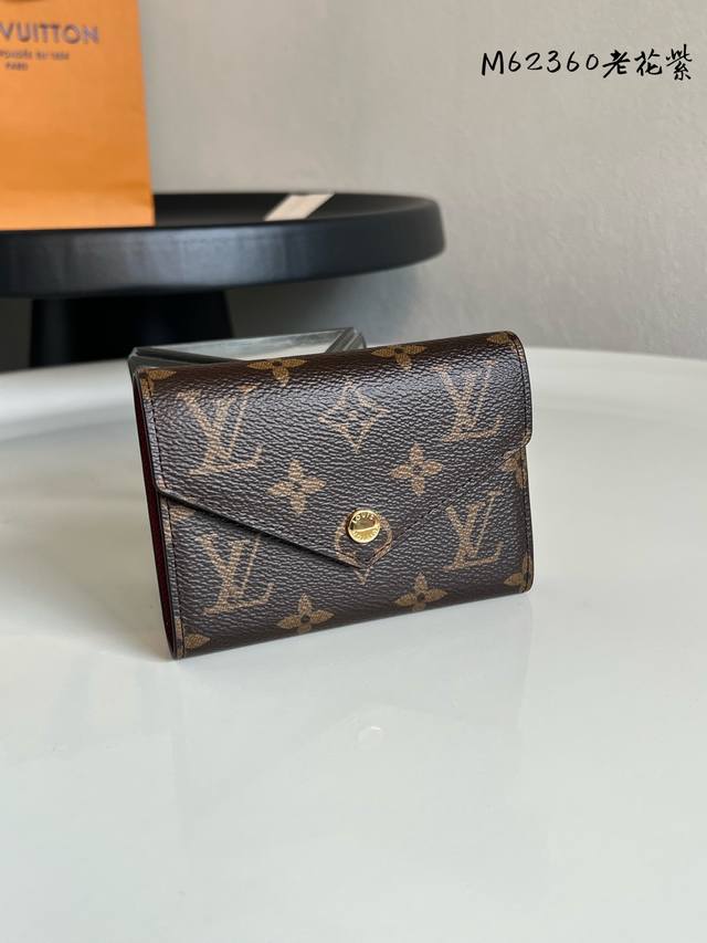 出厂价P M62360老花紫色 此款钱夹采用柔软的Monogram 帆布制成！衬以颜色鲜艳的內衬！气质极为优雅！轻便！零钱袋的设计造型更为实用！尺寸：12X9C