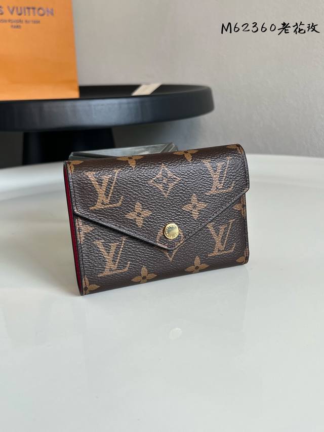 出厂价P M62360老花玫红 此款钱夹采用柔软的Monogram 帆布制成！衬以颜色鲜艳的內衬！气质极为优雅！轻便！零钱袋的设计造型更为实用！尺寸：12X9C