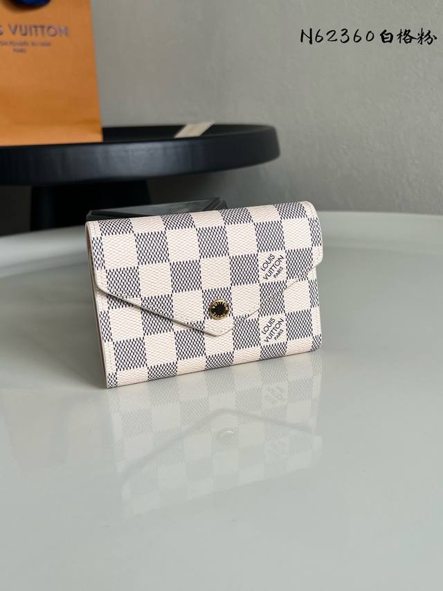 出厂价P N62360白格粉色 此款钱夹采用柔软的Monogram 帆布制成！衬以颜色鲜艳的內衬！气质极为优雅！轻便！零钱袋的设计造型更为实用！尺寸：12X9C