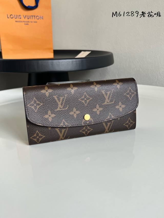 出厂价P 芯片版 M61289老花 啡色 金扣 功能实用且设计华美的 Emilie 钱夹采用柔软的 Monogram 帆布制成 衬以颜色鲜艳的内衬 气质极为优雅 出厂价P 芯片版 M61289老花 啡色 金扣 功能实用且设计华美的 Emilie 钱夹采用柔软的 Monogram 帆布制成 衬以颜色鲜艳的内衬 气质极为优雅