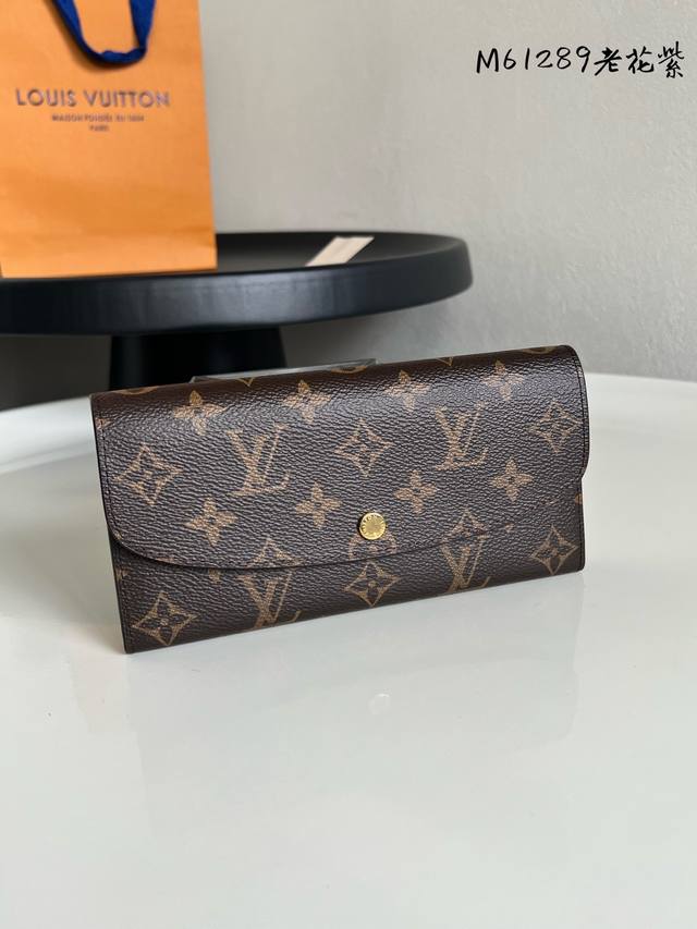 出厂价P M61289老花 紫色 金扣 功能实用且设计华美的 Emilie 钱夹采用柔软的 Monogram 帆布制成 衬以颜色鲜艳的内衬 气质极为优雅 多袋式