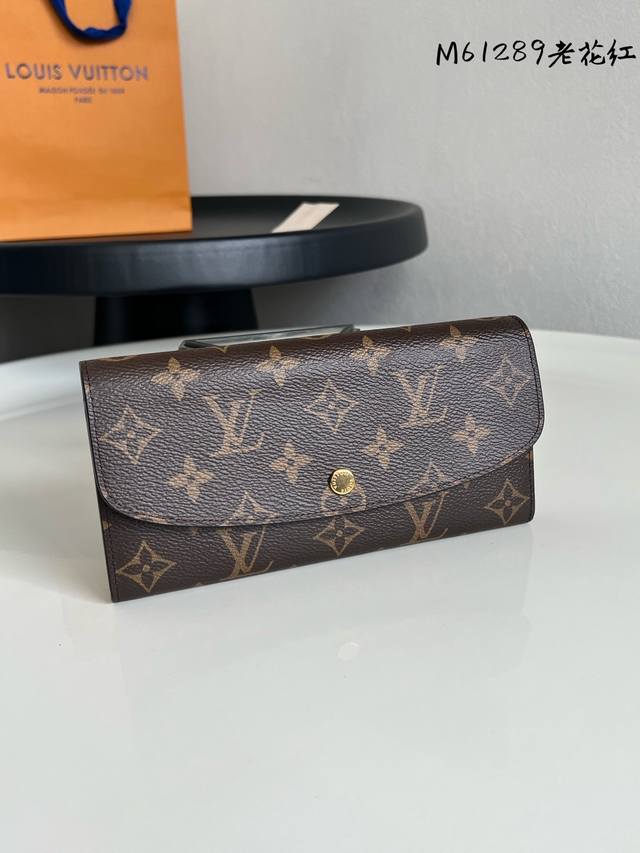 出厂价P M61289老花 红色 金扣 功能实用且设计华美的 Emilie 钱夹采用柔软的 Monogram 帆布制成 衬以颜色鲜艳的内衬 气质极为优雅 多袋式
