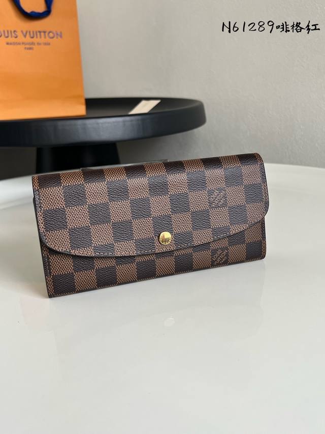 出厂价P 芯片版 N61289 啡格 红色 金扣 功能实用且设计华美的 Emilie 钱夹采用柔软的 Monogram 帆布制成 衬以颜色鲜艳的内衬 气质极为优