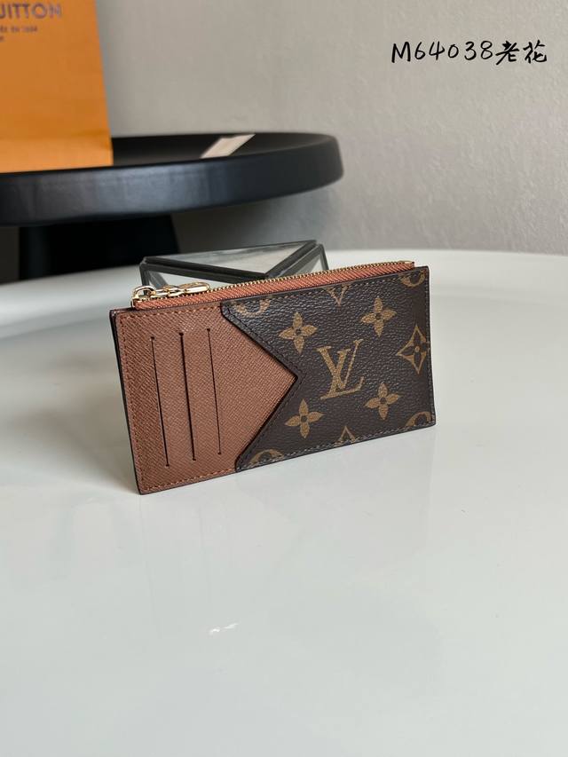 出厂价P 芯片版 M64038 老花 Coin 卡夹 由路易威登标志性的黑色Taiga皮革裁制而成的Coin卡夹，外观纤秀利落，安全存放零钱钞票的理想之选。内设
