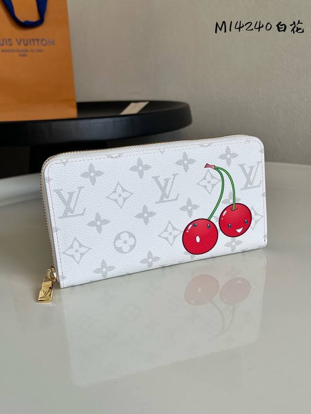 出厂价P 芯片版顶级原单 M14240樱桃 单拉链钱包系列 用充满魅力的彩色重新诠释了 纤细的轮廓和圆形拉链开合式特征的标志性的钱包，用柔和的颜色使之成为了清新