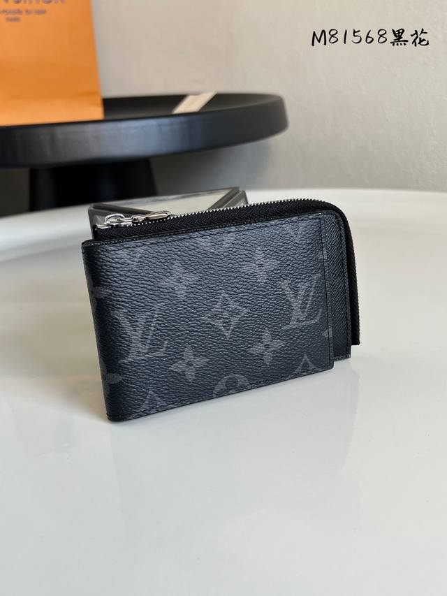 出厂价P 芯片版 顶级原单M81568 這款全新的Hybrid錢包採用黑色Monogram Shadow皮革製造，以精妙獨特的設計完美結合名片夾及路易威登最暢銷