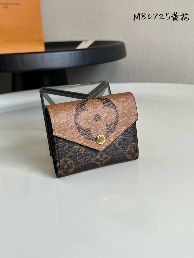 出厂价P M80725 黄花 新款拼色零钱包 精巧的Zoe钱夹：轻松收入任何小号包袋的尺寸，足以存放硬币、纸钞与信用卡的容量。 Monogram帆布搭配彩色皮革
