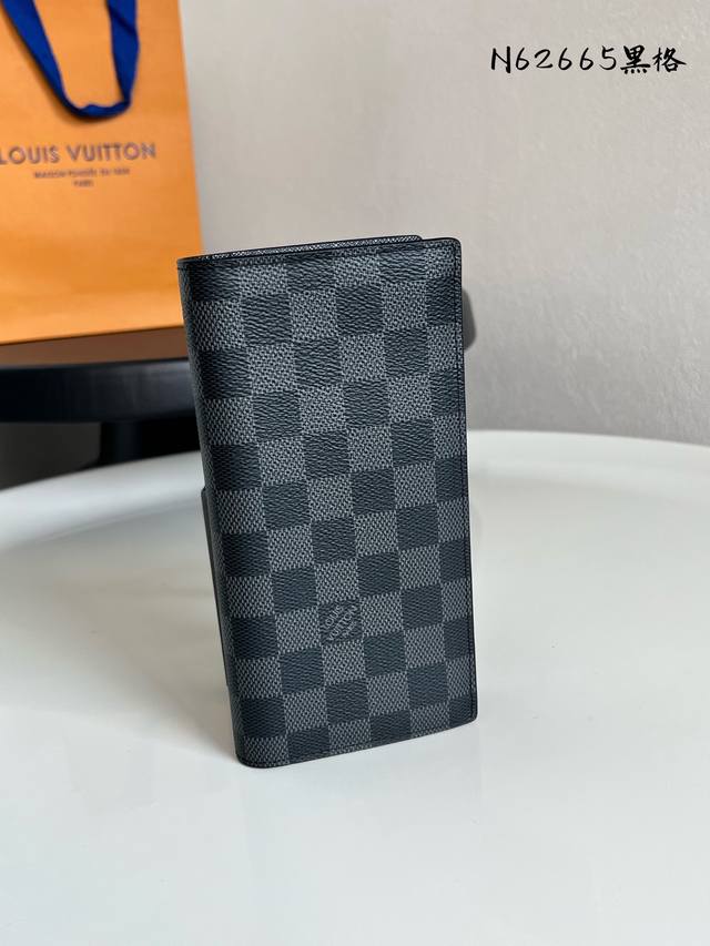出厂价P 芯片版 N62665 黑格 这款皮夹是为了纪念居住于非洲的探险家Pierre Savorgnan De Brazza而制，采用Damiergraphi