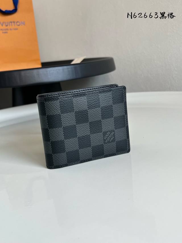 出厂价P M60895老花 M61695黑花 N60895啡格 N62663黑格 此款钱夹属于 Damier Graphite 帆布系列,设计时尚低调,便于收纳 出厂价P M60895老花 M61695黑花 N60895啡格 N62663黑格 此款钱夹属于 Damier Graphite 帆布系列,设计时尚低调,便于收纳