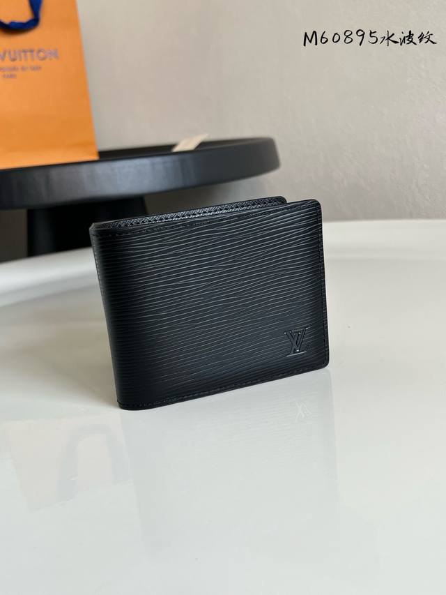 出厂价P 芯片版 M60895 黑色水波纹 这款Multiple皮夹采用Damier帆布制造,可收纳信用卡、纸币、票据等。尺寸:12 X 9 Cm 长 X 高 出厂价P 芯片版 M60895 黑色水波纹 这款Multiple皮夹采用Damier帆布制造,可收纳信用卡、纸币、票据等。尺寸:12 X 9 Cm 长 X 高