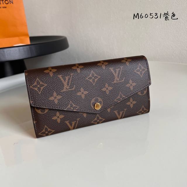 出厂价P 芯片版 M60531紫色 这款信封式钱夹以优雅的 Monogram 帆布制成，内部设计精巧独特，拥有各种口袋和信用卡槽。19.0X 10.5X 2.5