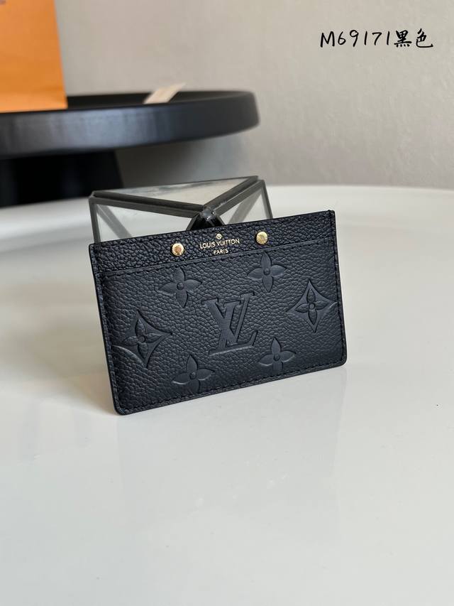 出厂价P 芯片版 M69171黑色Monogram Empreinte 皮革的温婉气息,其上微微浮现 Monogram 压纹,更有精巧饰钉点缀品牌标识。小巧构型 出厂价P 芯片版 M69171黑色Monogram Empreinte 皮革的温婉气息,其上微微浮现 Monogram 压纹,更有精巧饰钉点缀品牌标识。小巧构型