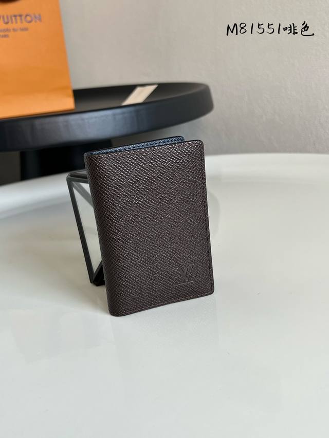 出厂价P 芯片版 顶级原单 M81551十字纹啡 路易威登经典口袋钱夹展现 Taga 牛皮革的细腻纹理，令 Lv 字母含蓄标注一角。卡位和内隔层增添功能细节，亦