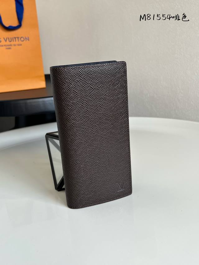 出厂价P 顶级原单 M81554十字纹啡 本款 Brazza 钱夹取材 Taga 牛皮革,以内敛色彩烘托细腻纹理。隔层可收纳纸钞和票据,另设有零钱袋和卡位。详细 出厂价P 顶级原单 M81554十字纹啡 本款 Brazza 钱夹取材 Taga 牛皮革,以内敛色彩烘托细腻纹理。隔层可收纳纸钞和票据,另设有零钱袋和卡位。详细