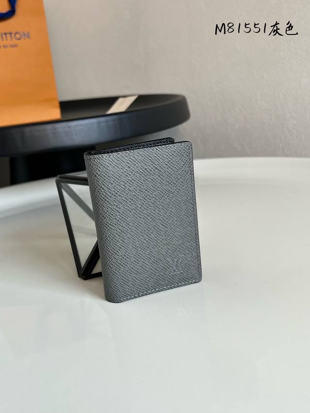出厂价P 芯片版 顶级原单 M81551十字纹灰 路易威登经典口袋钱夹展现 Taga 牛皮革的细腻纹理，令 Lv 字母含蓄标注一角。卡位和内隔层增添功能细节，亦