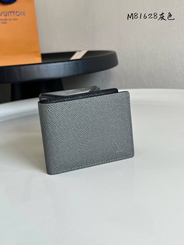 出厂价P 芯片版 顶级原单 M81628十字纹灰 本款 Slender 钱夹为 Taga 压纹皮革渲染沉稳色调，以纤薄构型囊括卡位和钞票隔层，亦可轻松置于多数口