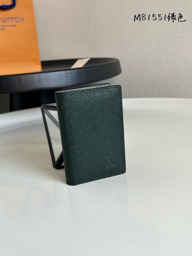 出厂价P 顶级原单 M81551十字纹绿 路易威登经典口袋钱夹展现 Taga 牛皮革的细腻纹理，令 Lv 字母含蓄标注一角。卡位和内隔层增添功能细节，亦可收入多