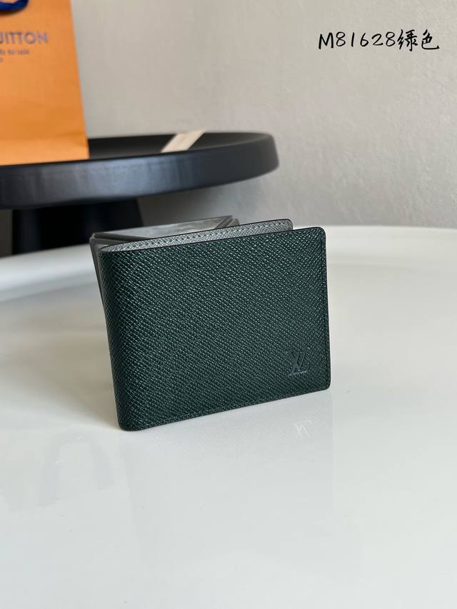 出厂价P 芯片版 顶级原单 M81628十字纹绿 本款 Slender 钱夹为 Taga 压纹皮革渲染沉稳色调，以纤薄构型囊括卡位和钞票隔层，亦可轻松置于多数口