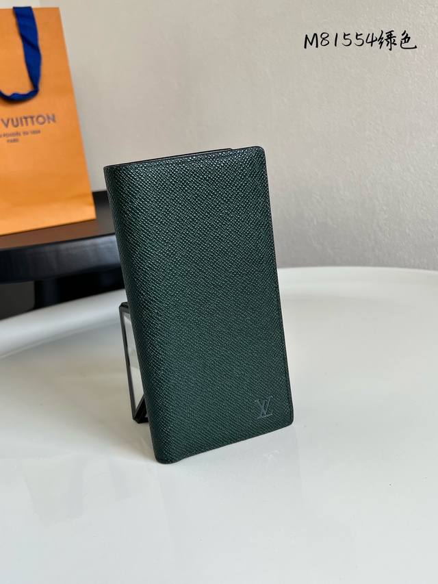 出厂价P 芯片版 顶级原单 M81554十字纹绿 本款 Brazza 钱夹取材 Taga 牛皮革，以内敛色彩烘托细腻纹理。隔层可收纳纸钞和票据，另设有零钱袋和卡