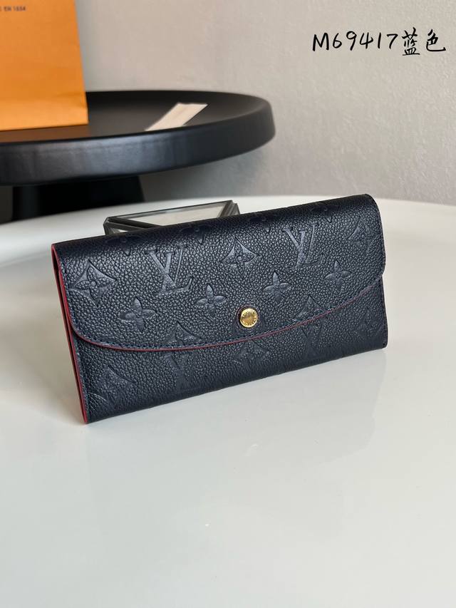 出厂价P M69417 迷人的钱夹采用了华丽、柔软的 皮革材质，将功能性与唯美设计完美结合。 众多口袋与迷人造型散发出令人难以抗拒的魅力。尺寸：19X10Cm