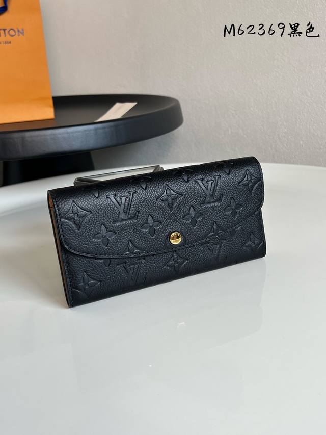 出厂价P 芯片版 M62369 迷人的钱夹采用了华丽、柔软的 皮革材质，将功能性与唯美设计完美结合。 众多口袋与迷人造型散发出令人难以抗拒的魅力。尺寸：19X1