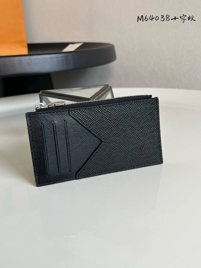 出厂价P 芯片版 M64038 黑十字纹 Coin 卡夹 由路易威登标志性的黑色Taiga皮革裁制而成的Coin卡夹，外观纤秀利落，安全存放零钱钞票的理想之选。