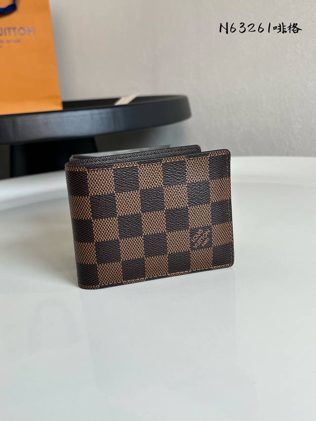 出厂价P 芯片版 N63261啡格！62294，Slender 钱夹 由风格阳刚的Monogram Eclipse帆布面料裁制而成，此款Slender钱夹小巧而
