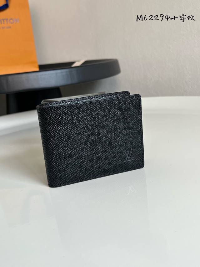 出厂价P 芯片版 M62294 十字纹！Slender 钱夹 由风格阳刚的Monogram Eclipse帆布面料裁制而成，此款Slender钱夹小巧而纤薄。可