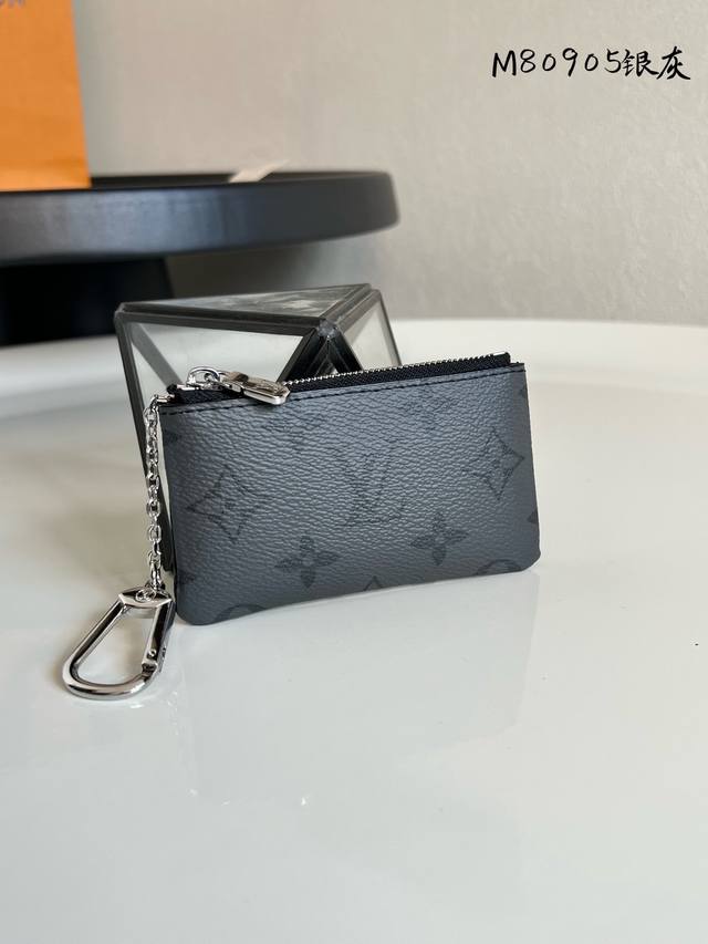 出厂价P 芯片版 M80905 这款钱包让不由然想起阳光海滩的悠然,设有钥匙扣,可轻易紧扣到大部分路易威登手袋均设有的 D形环上,日常佩带,漂亮又实用。尺寸:1 出厂价P 芯片版 M80905 这款钱包让不由然想起阳光海滩的悠然,设有钥匙扣,可轻易紧扣到大部分路易威登手袋均设有的 D形环上,日常佩带,漂亮又实用。尺寸:1