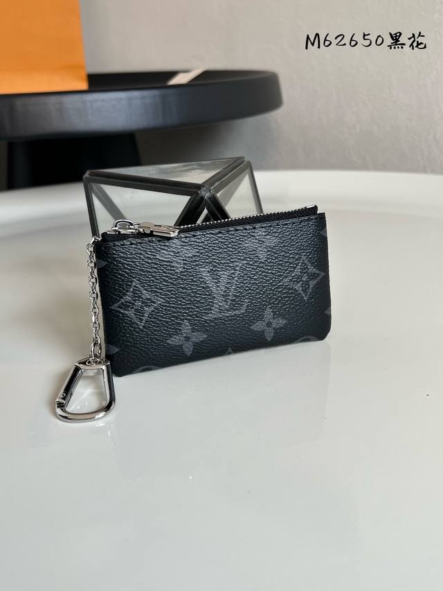 出厂价P 芯片版 M62650黑花！这款钱包让不由然想起阳光海滩的悠然，设有钥匙扣，可轻易紧扣到大部分路易威登手袋均设有的 D形环上，日常佩带，漂亮又实用。尺寸