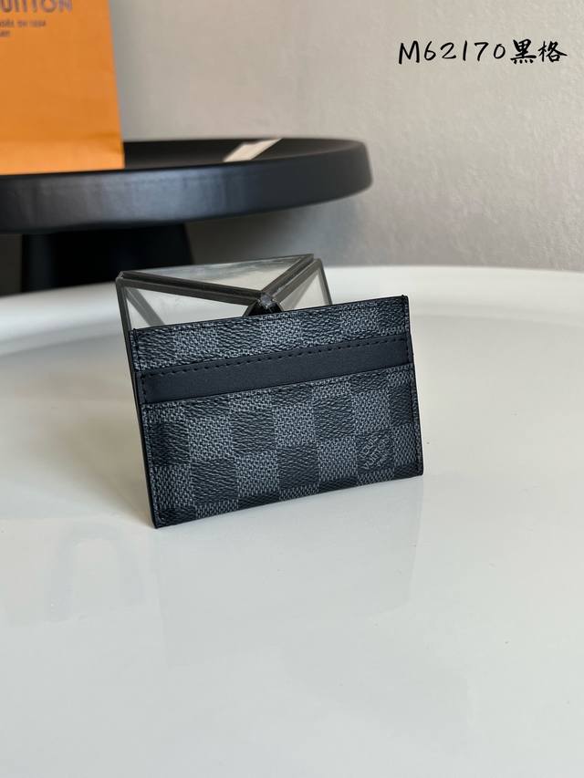 出厂价P 芯片版 N62170 黑格 此款采用全新Monogram Eclipse涂层帆布材质的卡片夹风格靓丽而时髦，体积小巧，可轻松收入口袋中。配有中央口袋与