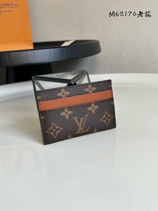 出厂价P M62170 老花 此款采用全新Monogram Eclipse涂层帆布材质的卡片夹风格靓丽而时髦,体积小巧,可轻松收入口袋中。配有中央口袋与四个插槽 出厂价P M62170 老花 此款采用全新Monogram Eclipse涂层帆布材质的卡片夹风格靓丽而时髦,体积小巧,可轻松收入口袋中。配有中央口袋与四个插槽