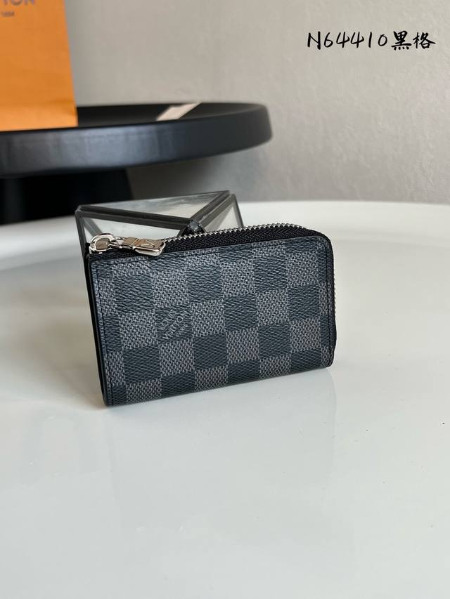 出厂价P 男士车钥匙包 N64410黑格 Lv以工匠的技艺精湛著称 罕见的设计 特殊皮革将技术创新和经典风格相结合 突出路易威登世界的存在 钱包内部设计精巧独特