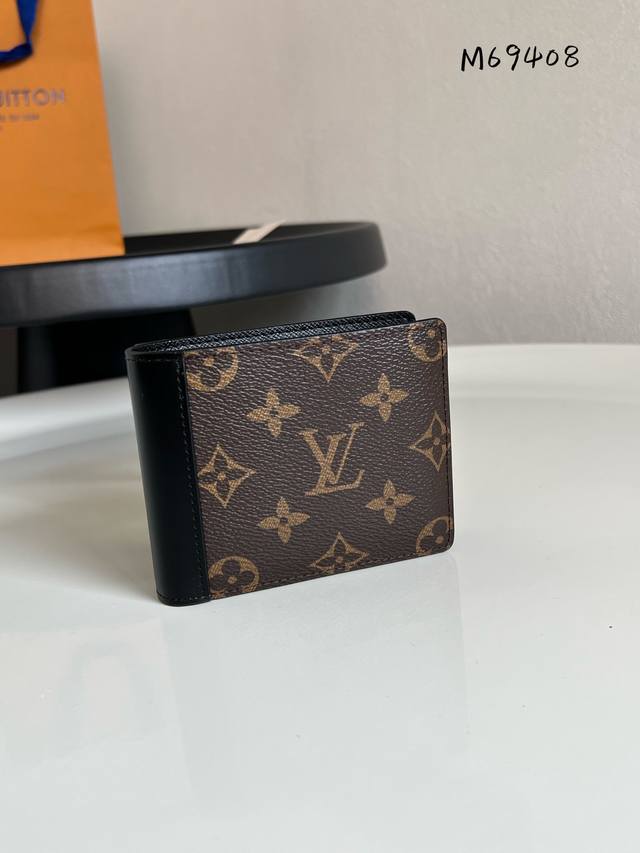 出厂价P M69408 老花 本款 Multiple 钱夹以 Monogram Macassar 材质再现纤薄设计，在容纳纸币、信用卡、名片、票据等物的同时可收