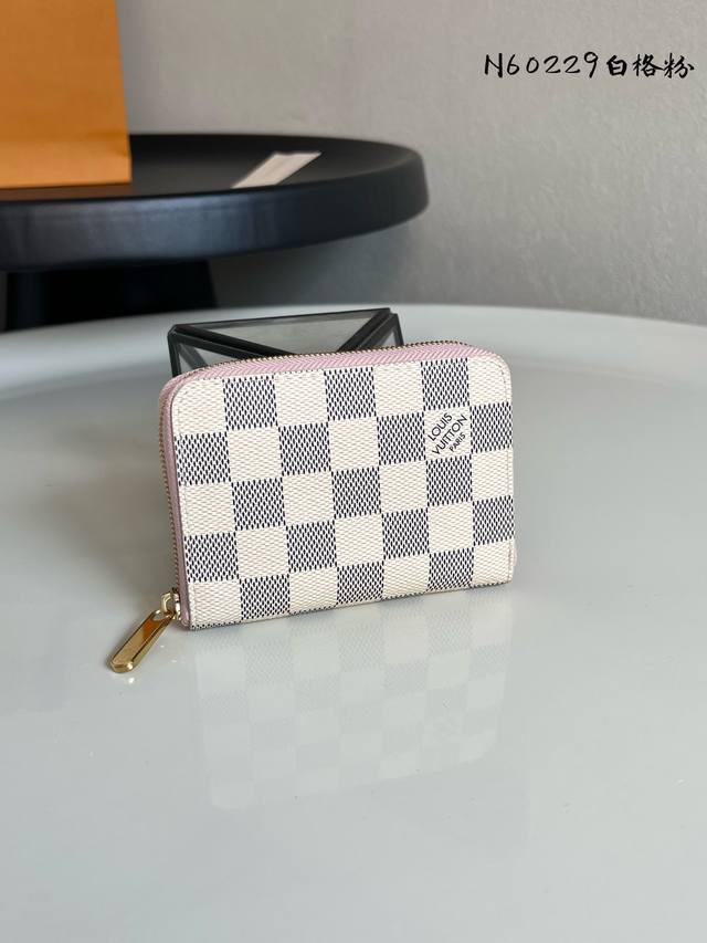出厂价P 芯片版 N60229白格粉色 拉链零钱包 都市人提供了最理想的选择。包身精巧紧凑，可以用来装零钱、信用卡和折叠起来的纸币。即使身上的口袋小，也可轻松地