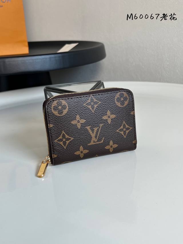 出厂价P 芯片版 M60067老花 拉链零钱包 都市人提供了最理想的选择。包身精巧紧凑，可以用来装零钱、信用卡和折叠起来的纸币。即使身上的口袋小，也可轻松地将它