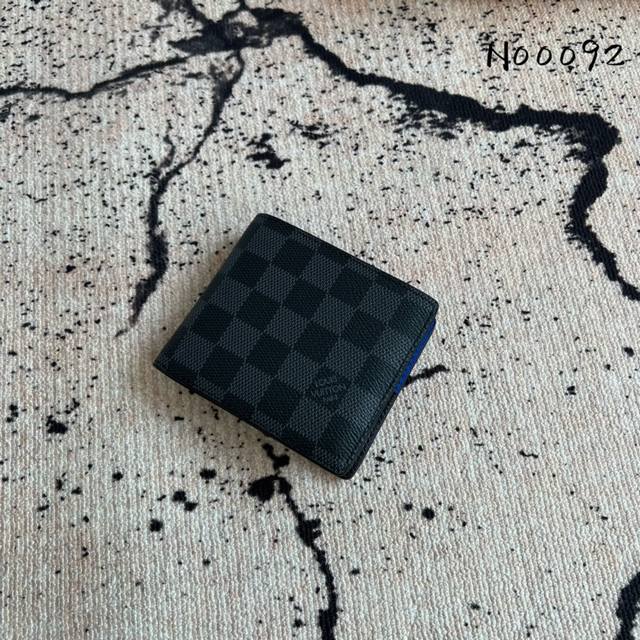 出厂价P 芯片版 N00092 顶级原单 路易威登的Slender钱夹由Damier Graphite帆布所制，内衬为电光蓝牛皮，与黑灰色外观形成鲜明对比。这款