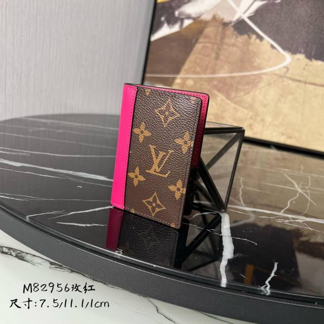 出厂价P 顶级原单 M82956 玫红 本款口袋钱夹取材 Monogram Macassar 涂层帆布，为牛皮革饰边和齐整内里一致渲染鲜亮色调。紧凑构型设有口袋