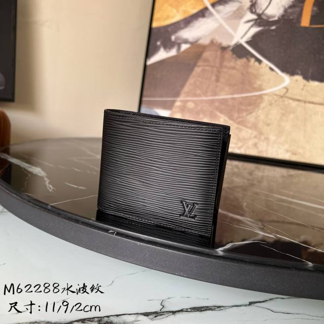 出厂价P 芯片版 顶级原单 M62288水波纹 这款 Damier Graphite 零钱、纸钞与信用卡夹重新运用了经典的设计，现代、实用，是眼光独到的都市时尚