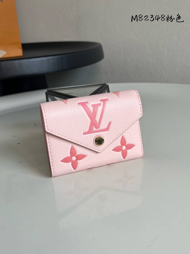 出厂价P 芯片版 M82348 粉色 新款女士三折钱包 本款 Victorine 钱夹以 Monogram Empreinte 软粒面皮革呈现经典 Monogr