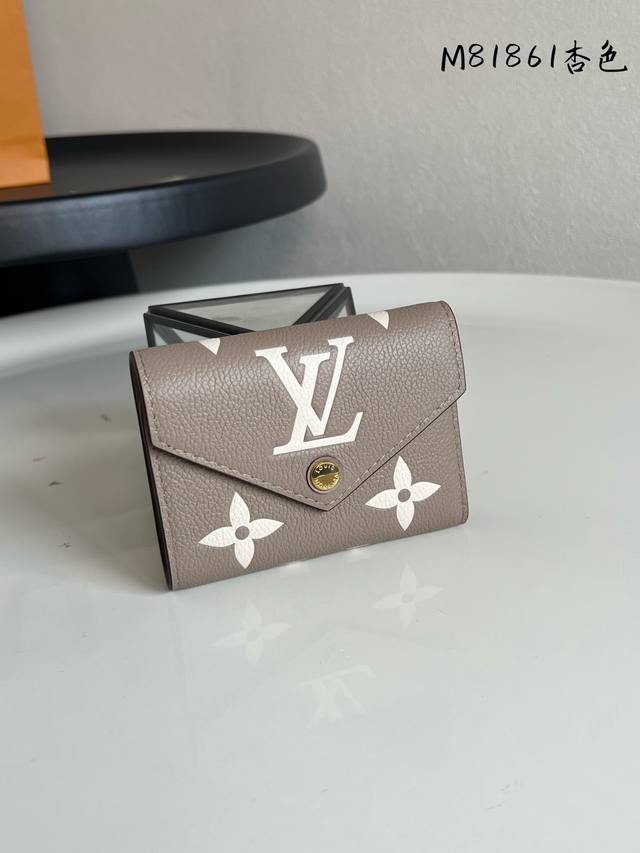 出厂价P 芯片版 M81861 杏色 新款女士三折钱包 本款 Victorine 钱夹以 Monogram Empreinte 软粒面皮革呈现经典 Monogr