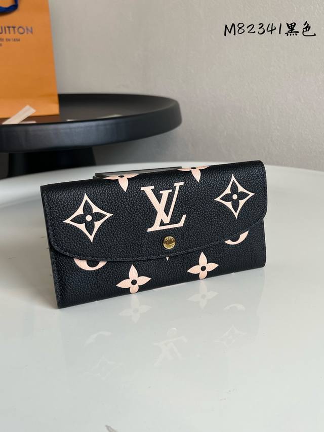 出厂价P 芯片版顶级原单M82341 黑色、本款 Emilie 钱夹取材 Monogram Empreinte 粒面皮革，先后以压印和印花工艺描绘大号 Mono