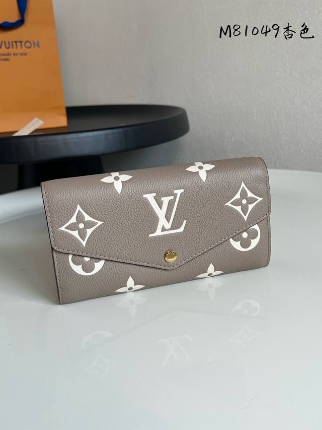 出厂价P 芯片版 顶级原单M81049杏色 80496黑色 這款拉鏈錢包以雙色Monogram Empreinte皮革製造，Monogram圖案以壓花和印花技術