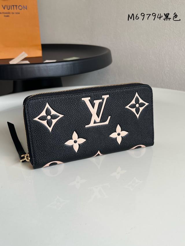 出厂价P 芯片版M69794黑色 Zippy 拉链钱夹取材 Monogram Vernis 漆光小牛皮，以银色调的变幻令 V 字标识跃现眼前，更有全拉链设计提供