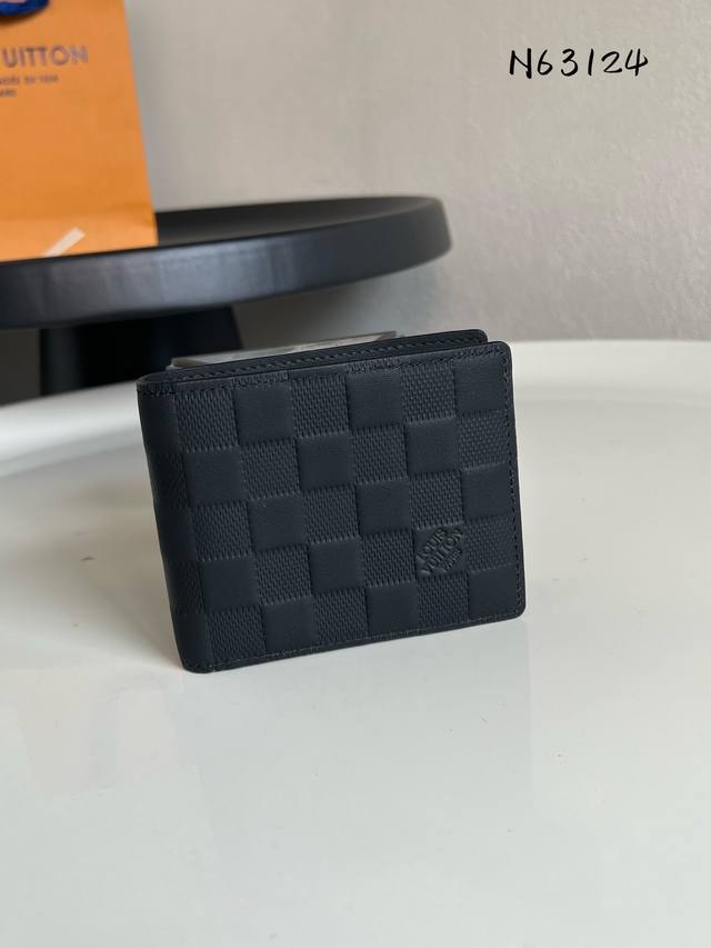 出厂价P 芯片版 N63124 黑色压格 男士短夹 以精緻的 Damier Infini 皮革製作，這款形狀纖薄的 Multiple 錢包設計風格雋永，可收納入