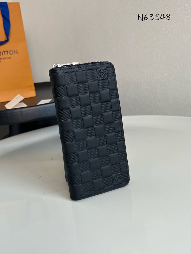 出厂价P 芯片版N63548 竖款钱夹，以最具个性的方式携带纸币、信用卡与硬币。内袋和隔层众多，实用性同样出色。非常柔软的皮革上印有品牌标志性的压花，更增添其硬