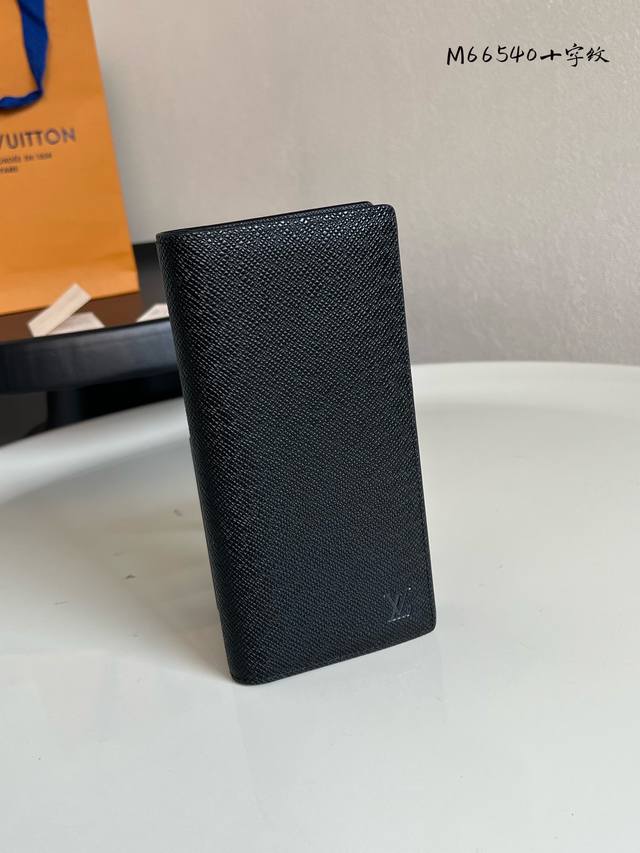 出厂价P 芯片版M66540 黑十字纹 这款皮夹是为了纪念居住于非洲的探险家Pierre Savorgnan De Brazza而制，采用Damiergraph