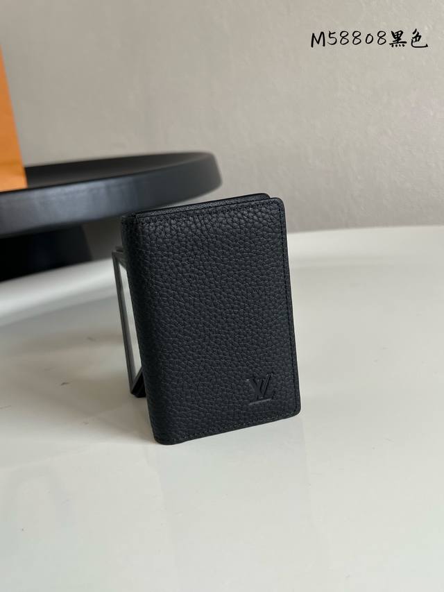 出厂价P M58808黑色 荔枝纹卡包 以極柔軟的Taurillon皮革打造，這款Pocket Organiser袋裝錢包時尚與實用兼具，設有多個口袋和空間，設