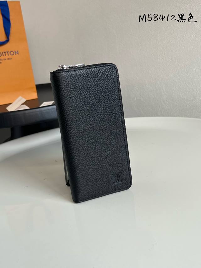 出厂价P M58412黑色 荔枝纹男士拉链包 這款 Zippy Wallet Vertical直式拉鏈錢包可容納現鈔、卡片和零錢，而且設計既時尚又實用，設有多個